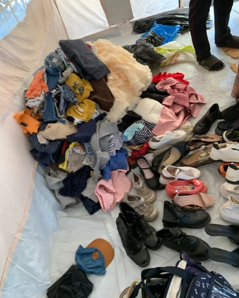 Imagem de doações de sapatos em ação humanitária em Marromeu Moçambique