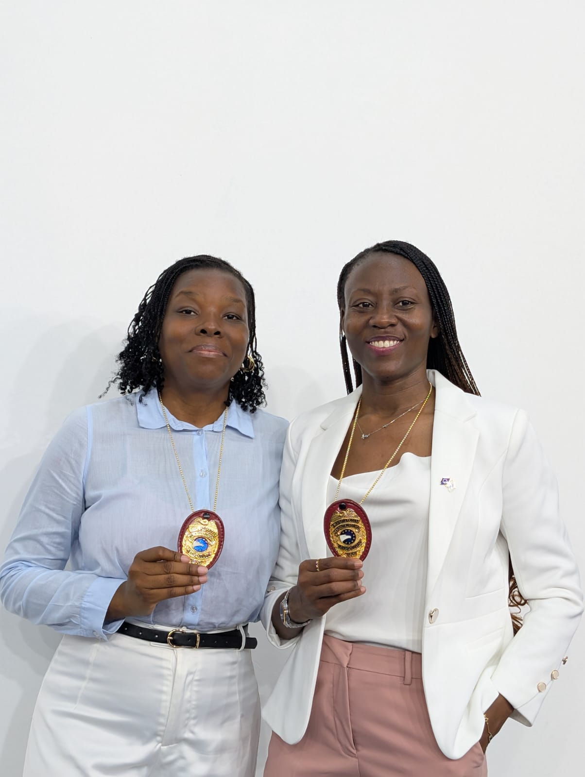 Imagem de Diplomatas Civis e Médicas Dra. Palmira Francisco e Dra. Catarina Muinga em ação humanitária em Marromeu