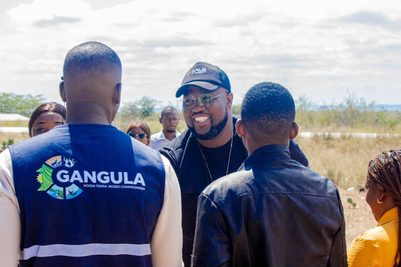 Civil Diplomat Alfredo Cumbi donates medicines to the Nhengo Community Medical Post in Gangula, Angola.