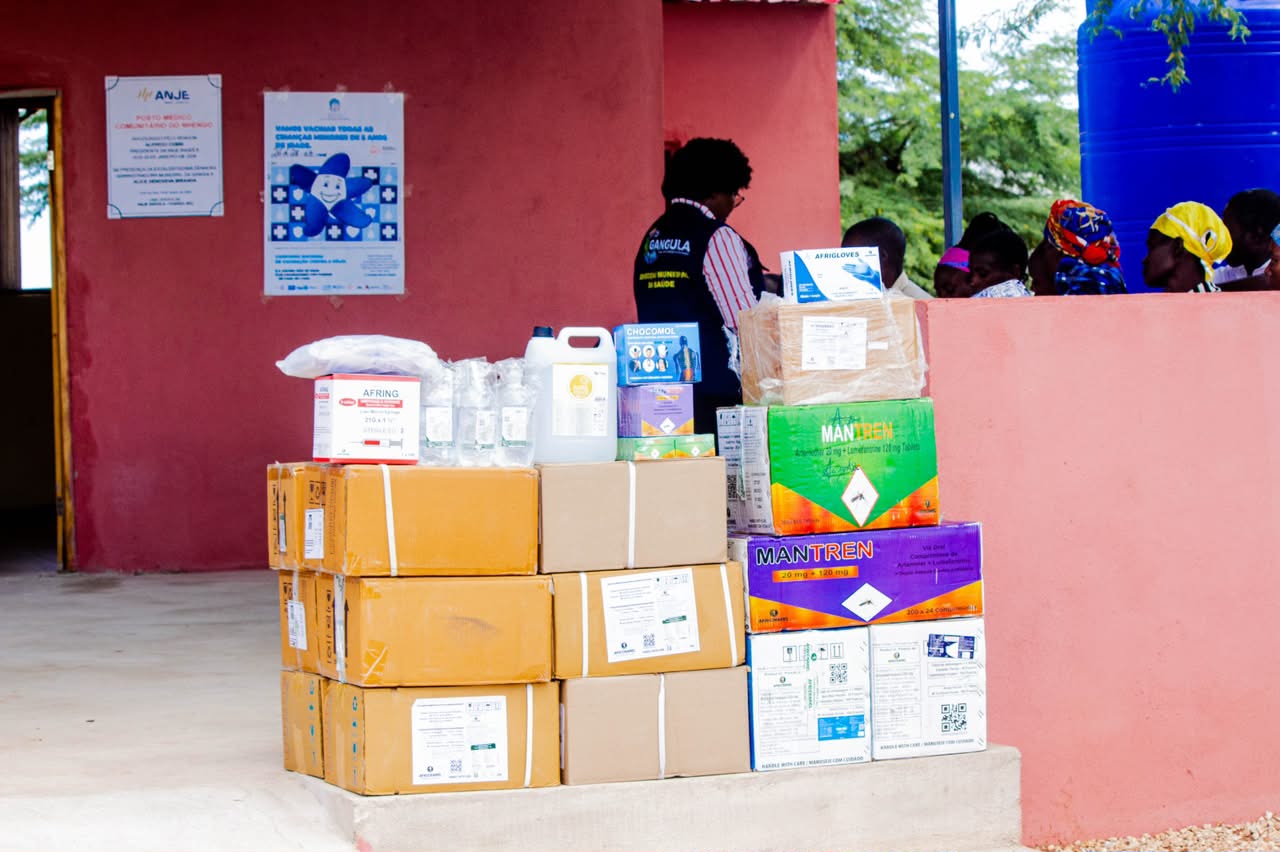Civil Diplomat Alfredo Cumbi donates medicines to the Nhengo Community Medical Post in Gangula, Angola.