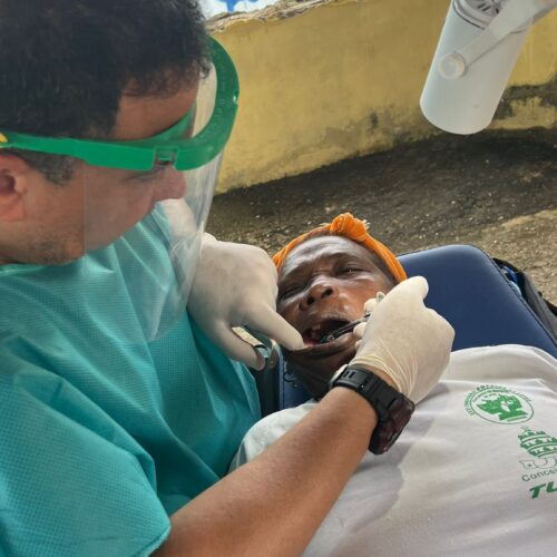 Civil Diplomat Helessandro Oliveira during a humanitarian dental care mission in São Tomé and Príncipe.