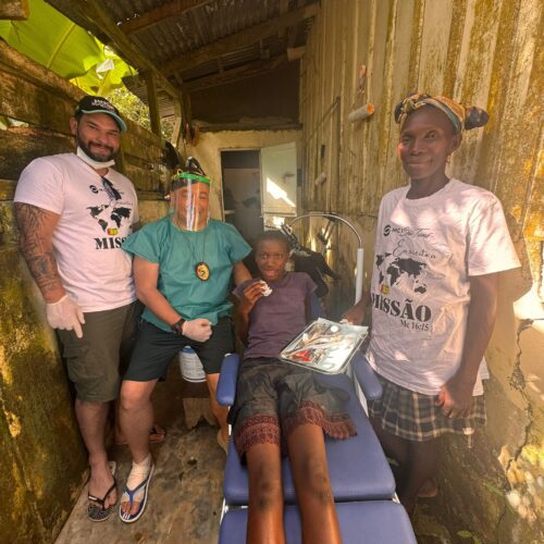 Civil Diplomat Helessandro Oliveira during a humanitarian dental care mission in São Tomé and Príncipe.