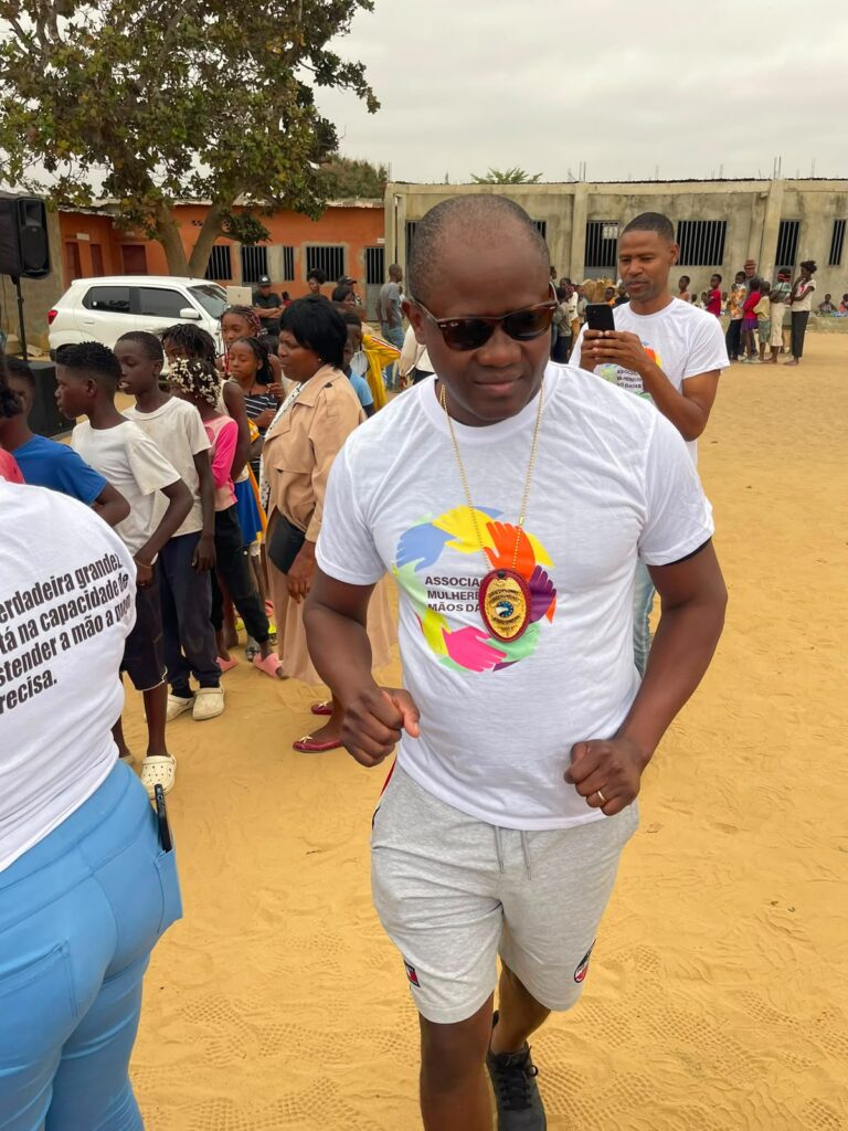 Angola Diplomata Civil Tomás Mumbundo.
