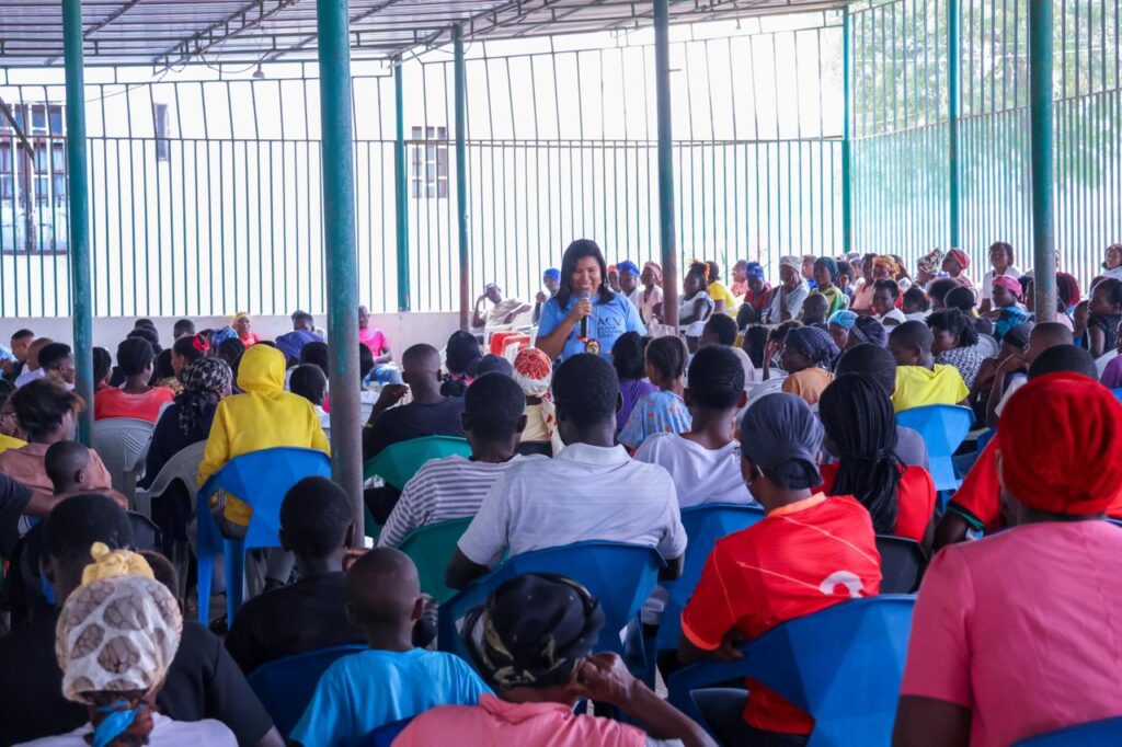 Civil Diplomat Laurinda André P. de Macedo during social mission in Calumbo Angola.