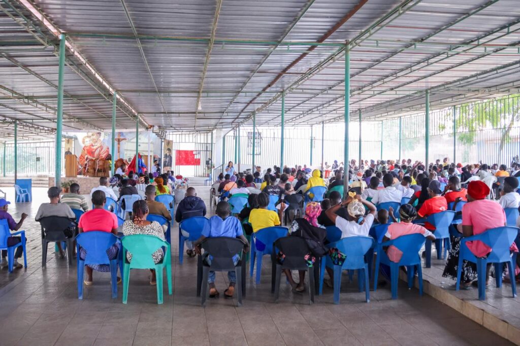 Laurinda André P. de Macedo meeting families during social mission in Calumbo